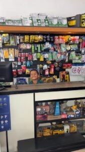 Loja com diversos produtos expostos.