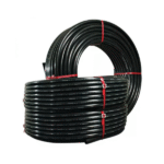 Mangueiras pretas enroladas para uso.