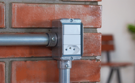 Condulete com módulo 4x2 Tramontina cinza para instalação elétrica com 3 modulos.