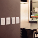 Interruptores em parede moderna e minimalista