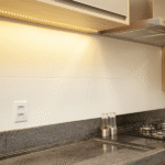 Cozinha moderna com bancada de granito.