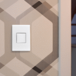 Interruptor branco em parede decorada.